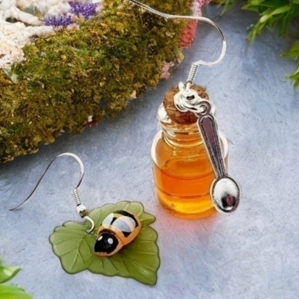 MODCLOTH HONEY POT & BEE EARRINGS 2